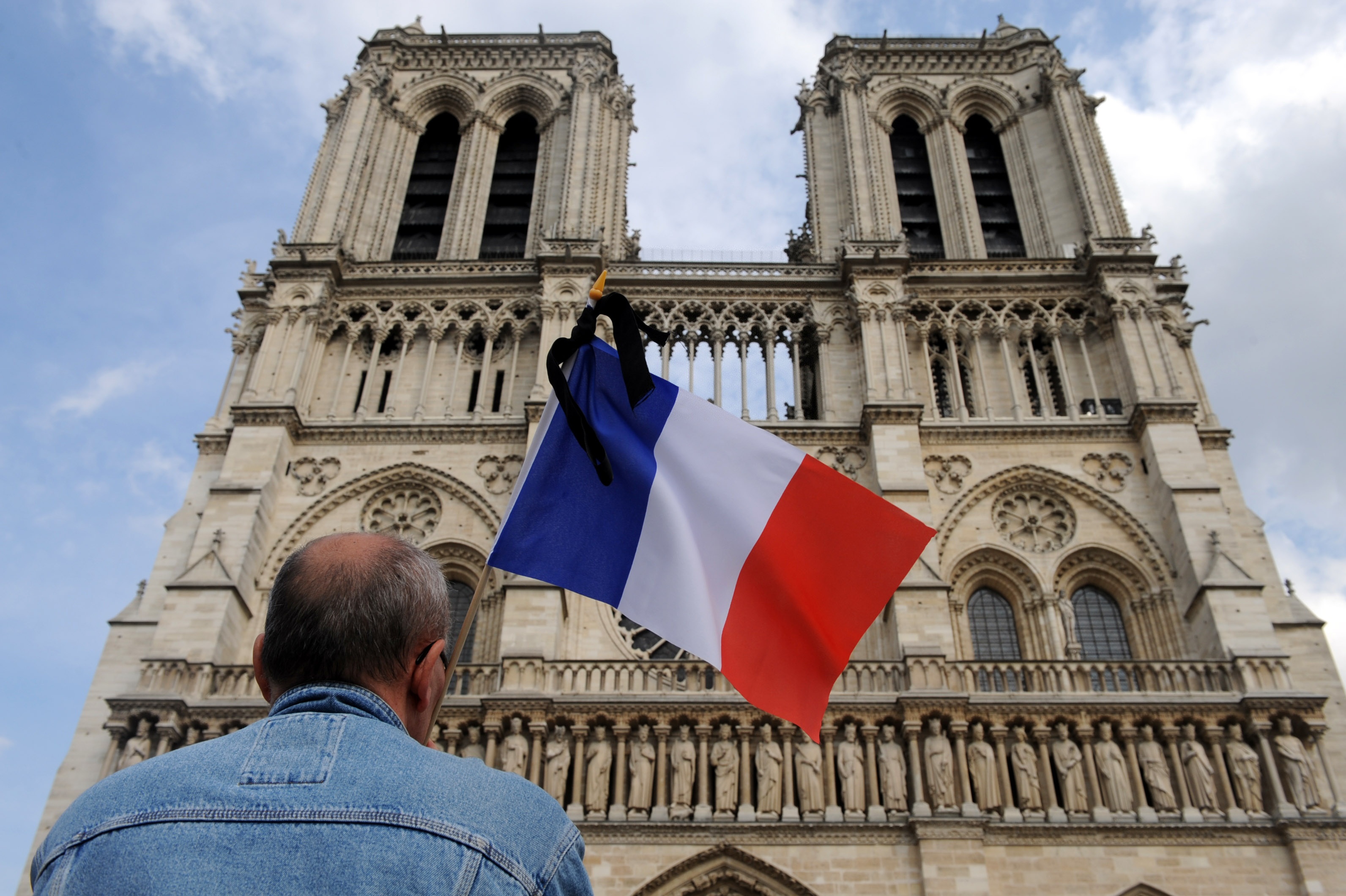 外媒:法国国旗三块颜色有一块被马克龙改了_网络安全