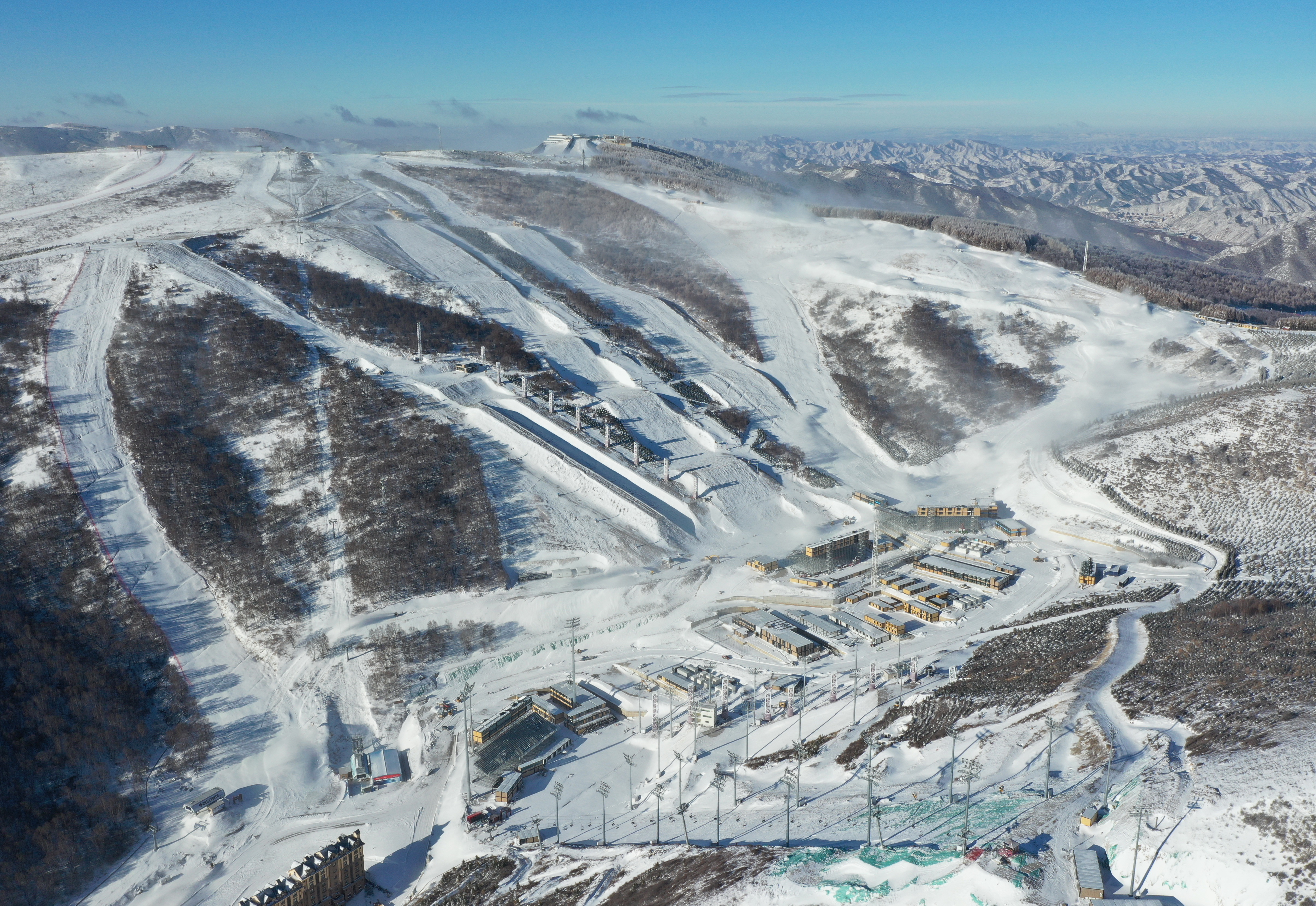 据介绍,云顶滑雪公园的场馆规划建设和运行测试过程均考虑与雪场运营