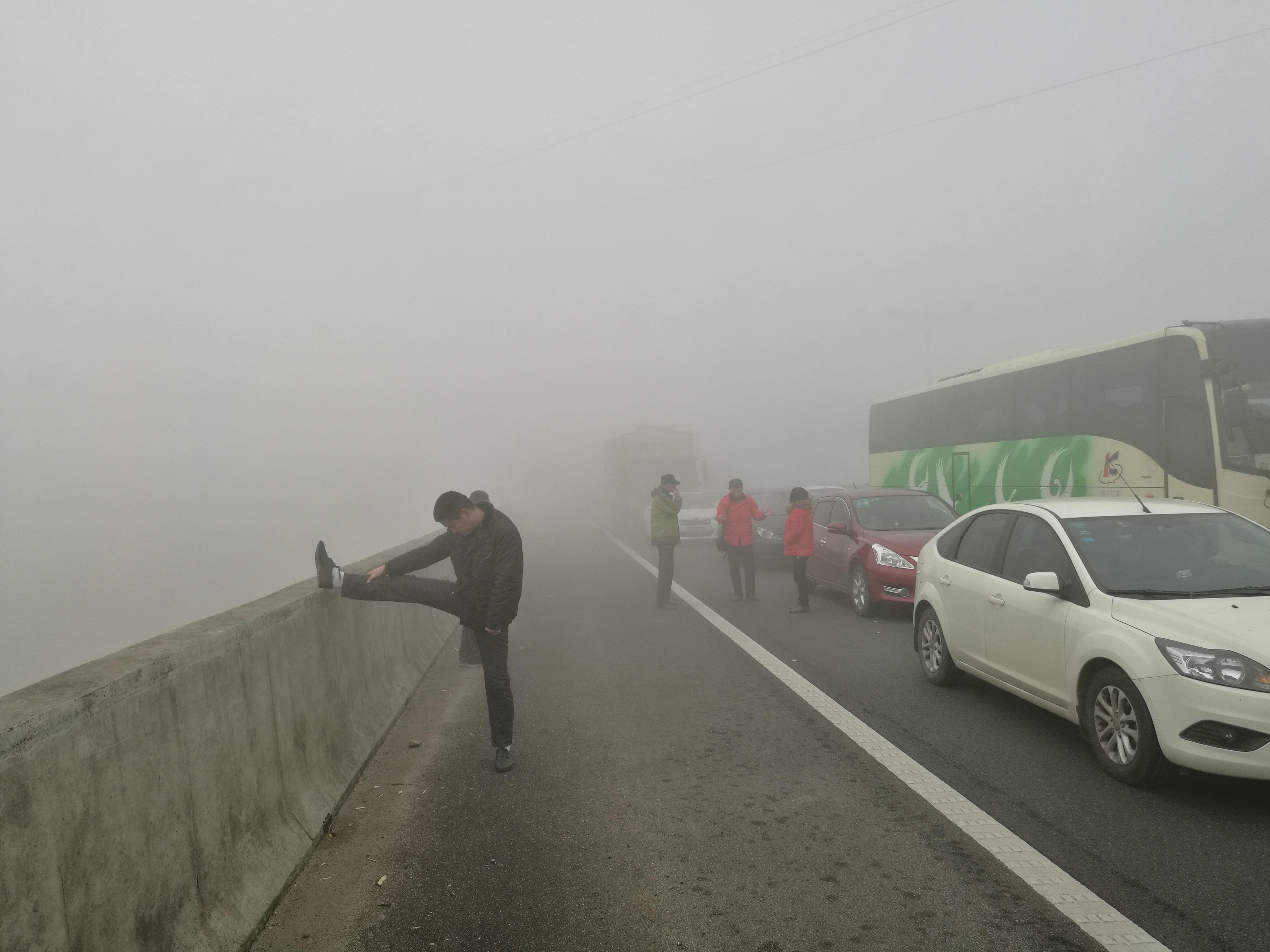 因大雾,多地82条高速94个路段公路封闭