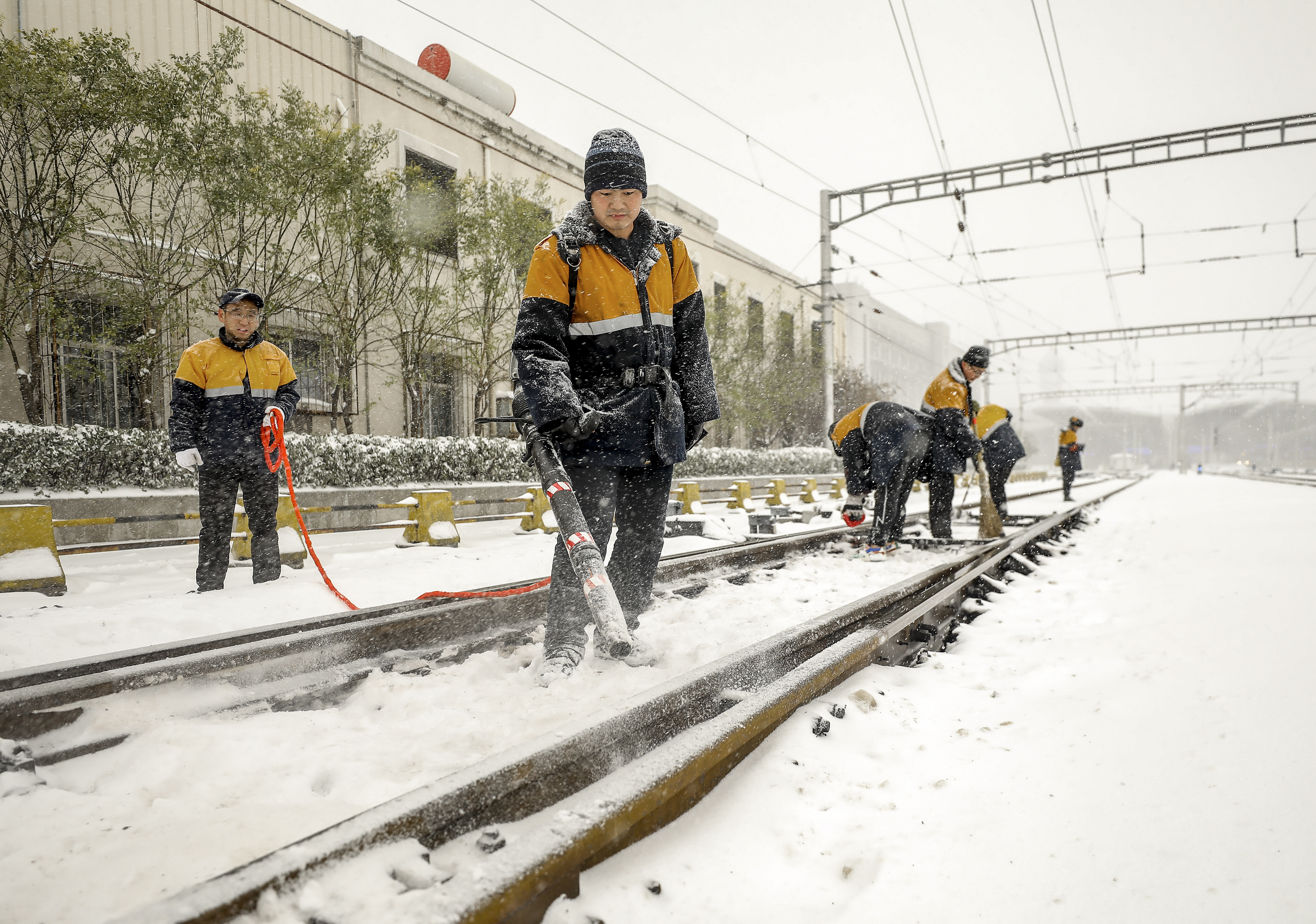 风雪中连续仨小时敲击道岔冰凌 只为确保列车安全运行