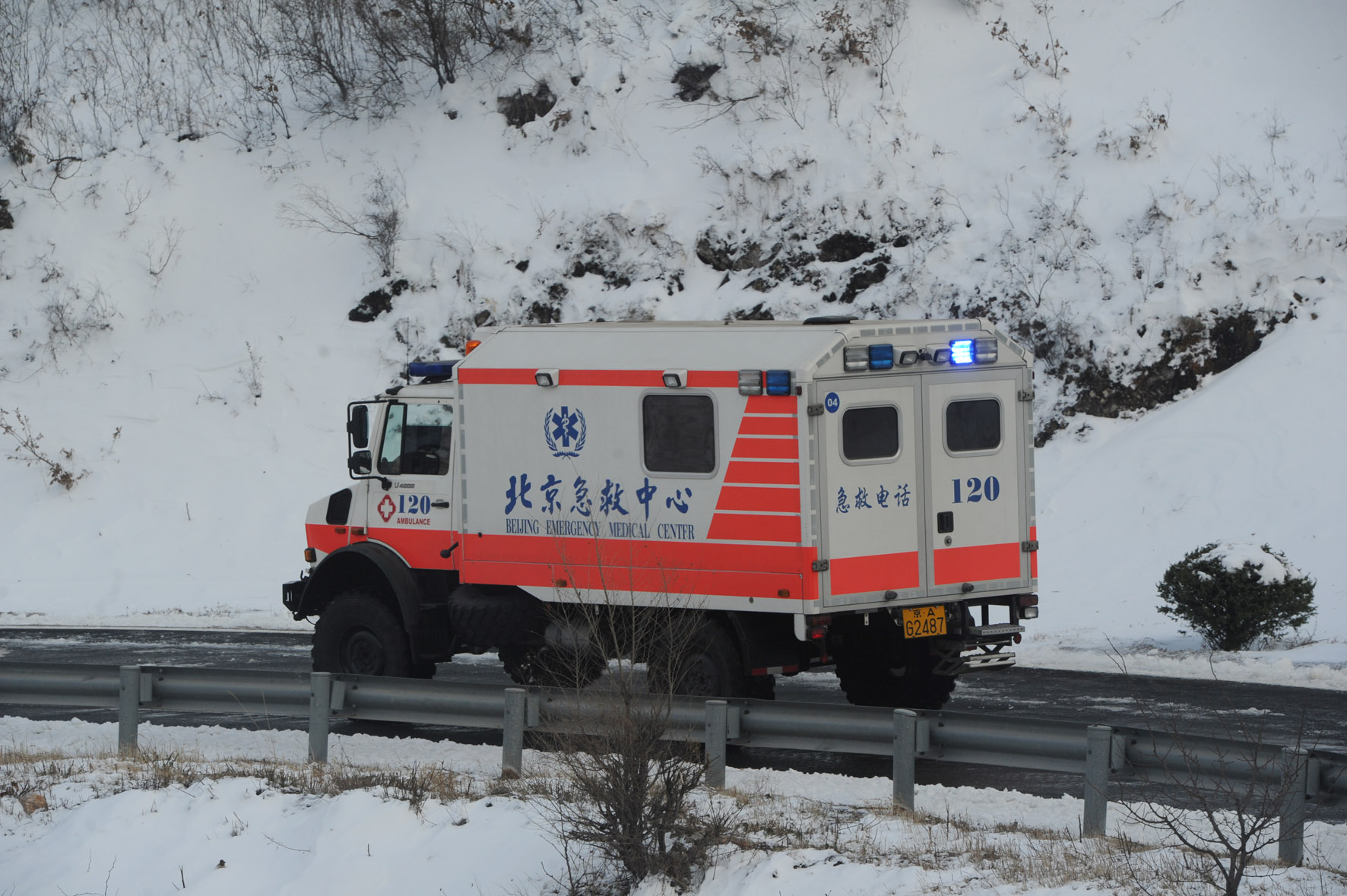 大雪中救护车被困！北京交警两路对进疾驰救援