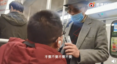 上海地铁小伙给大爷让座遭拒：“不要不要不要”!爷跑马拉松的插图