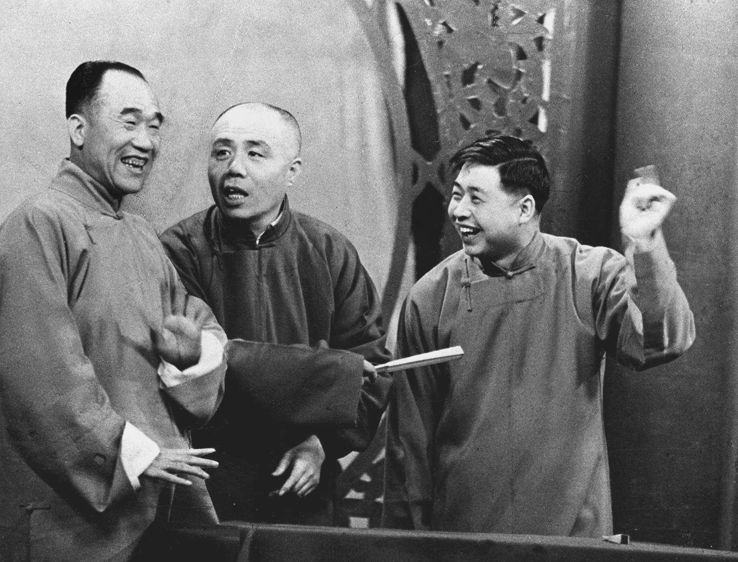 资料图 图为著名相声演员侯宝林(左),刘宝瑞(中),马季(右)在北京电视