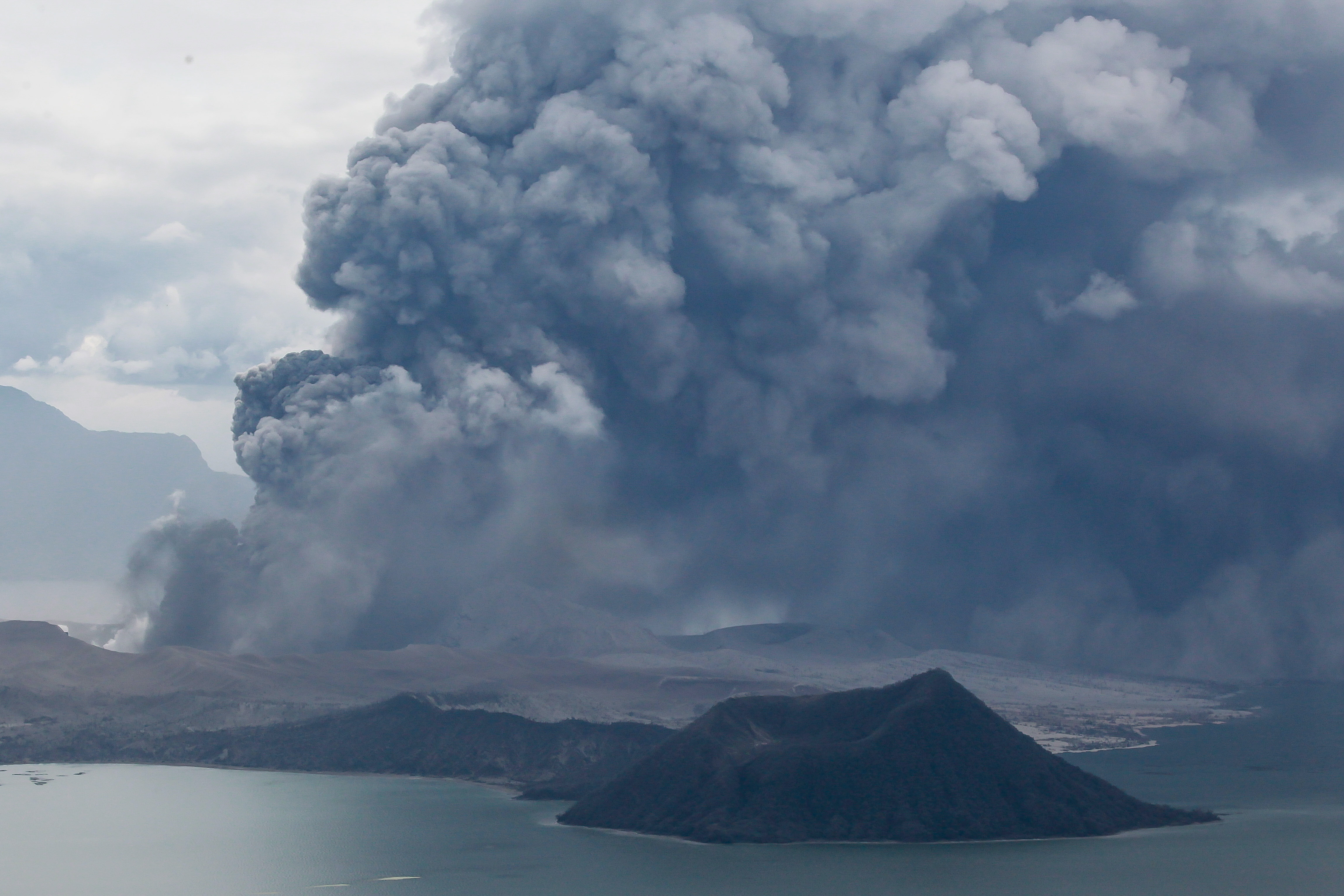 菲律宾火山喷出1500米灰柱,伴有地震活动