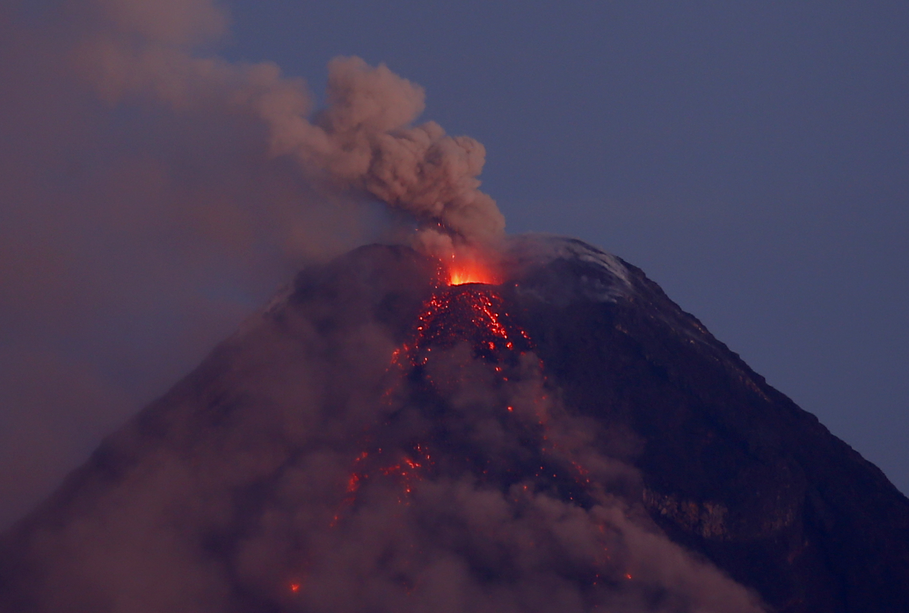 菲律宾布卢桑火山再次喷发持续18分钟