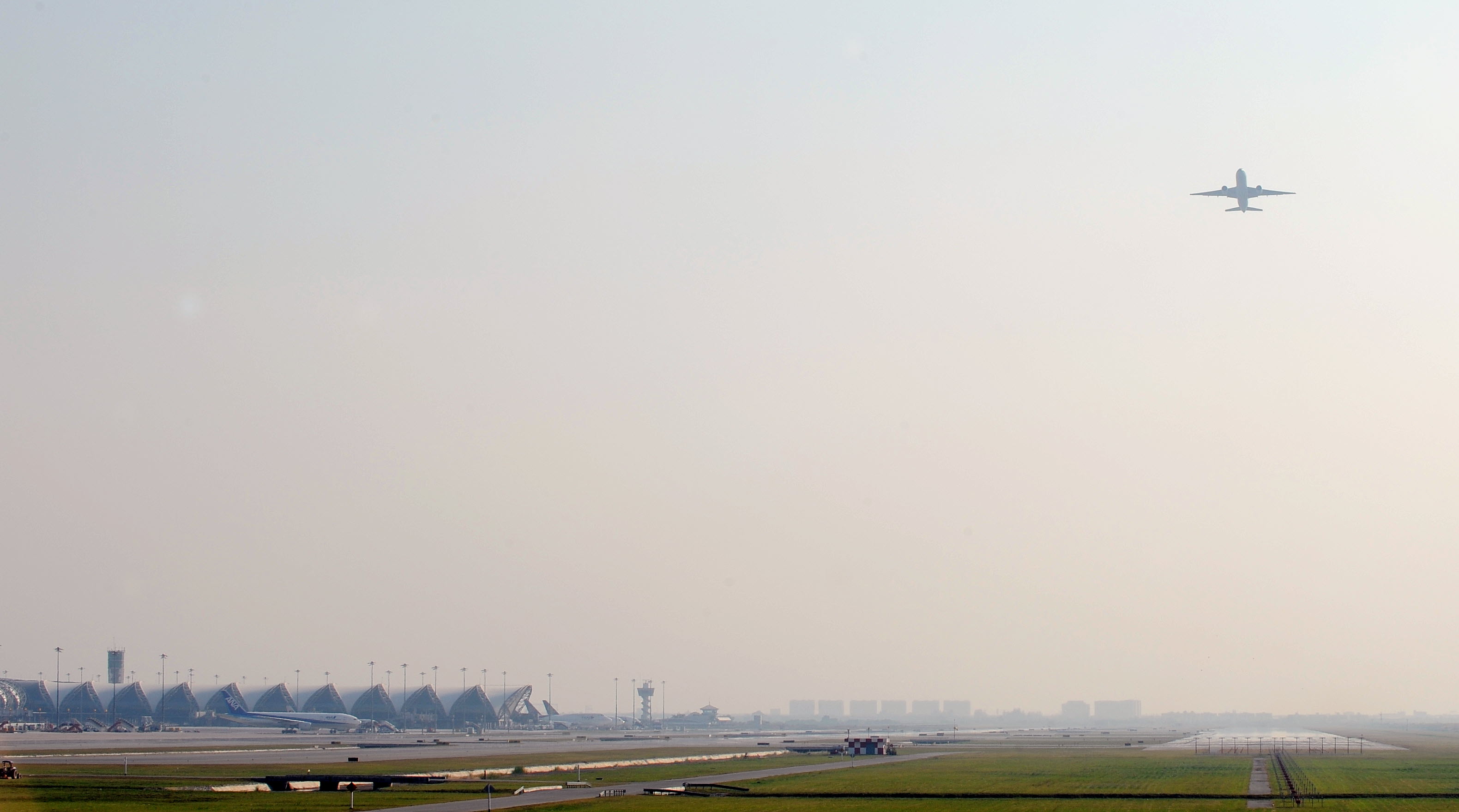 泰国华人网 - 清莱机场已搬离滑出跑道的飞机，于今日恢复正常运营