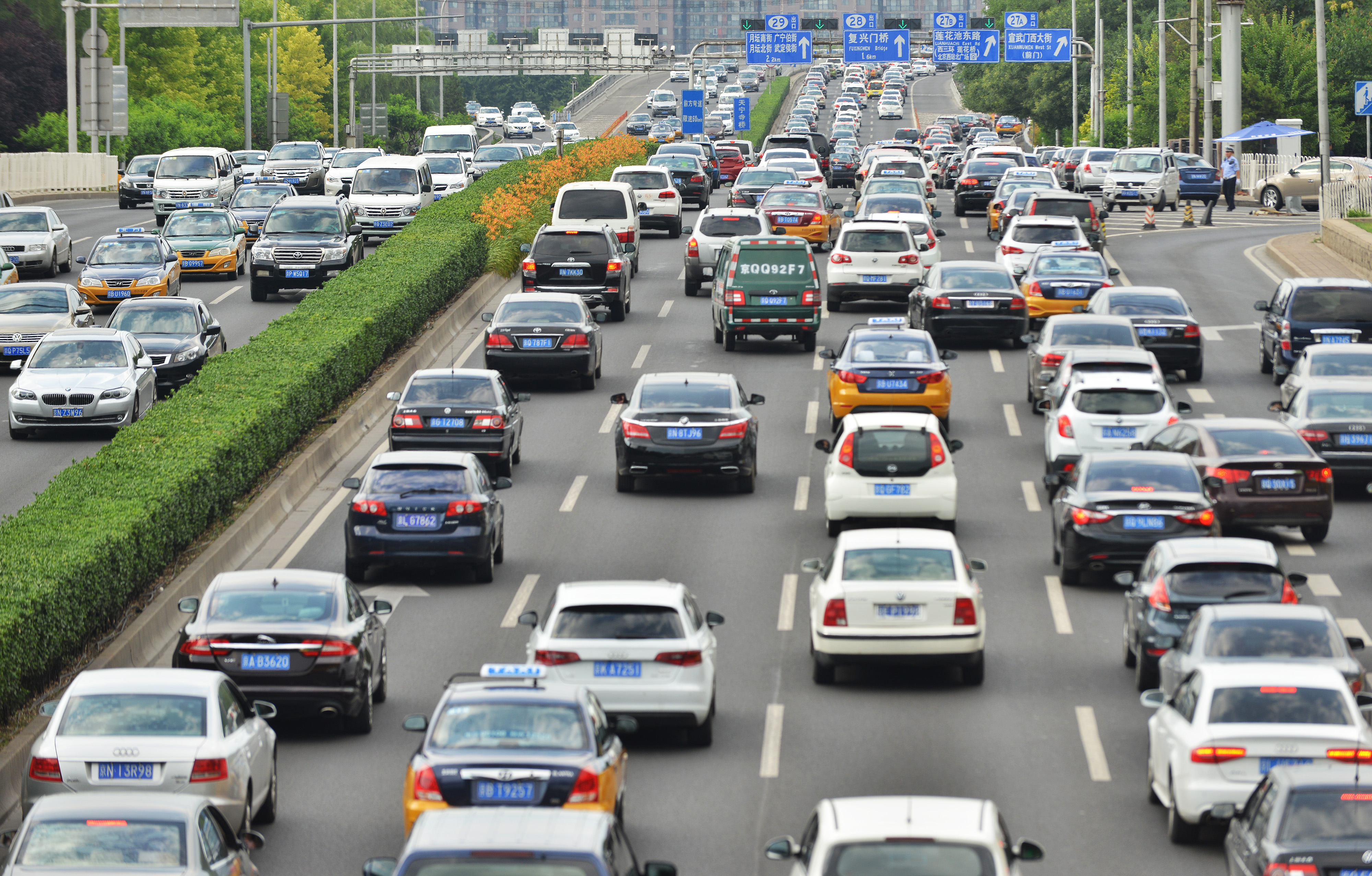 专家学者:bobty综合体育北京2025年实现200万辆车目标减少碳排放