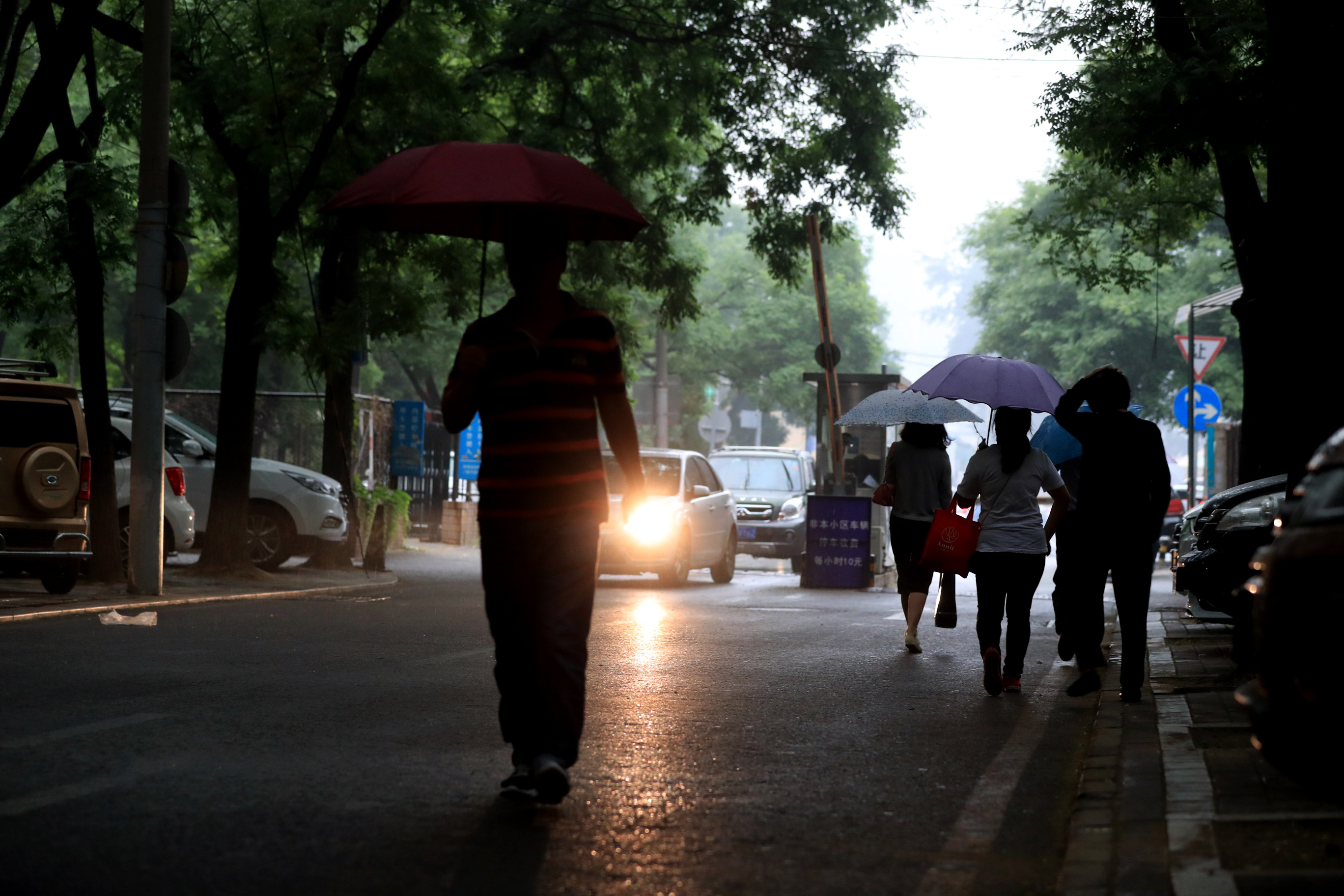 北京今天还有雨，阵风六级左右，最高气温28℃，出门带伞！