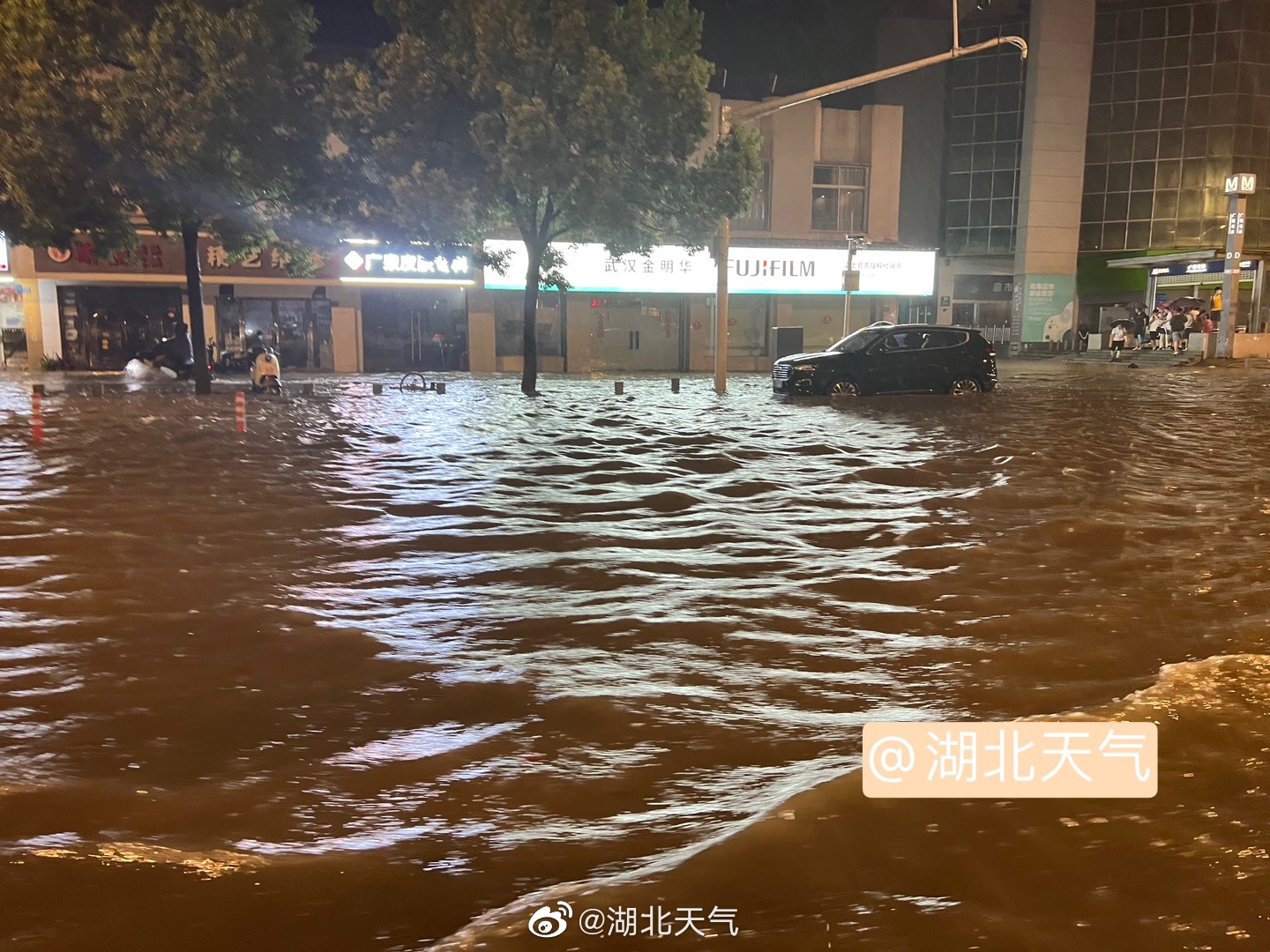 6月18日夜间武汉城区暴雨倾盆22时部分低洼路段已出现积水