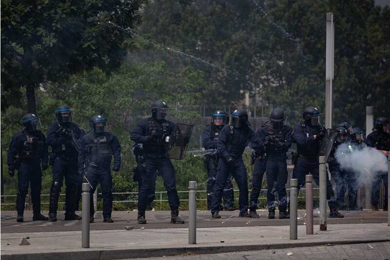 在法国华人讲述“骚乱中的巴黎”_减少逮捕