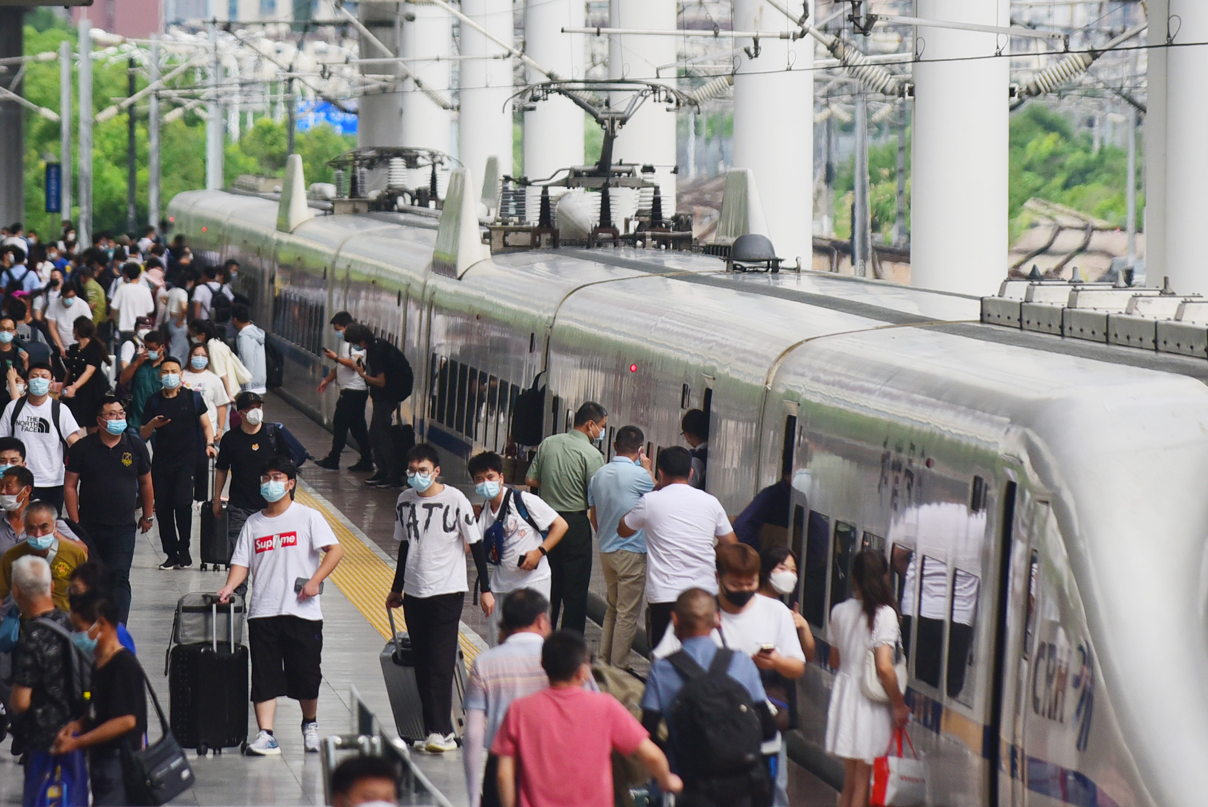 全国铁路迎来返程客流高峰暑运累计发送旅客突破6亿人次